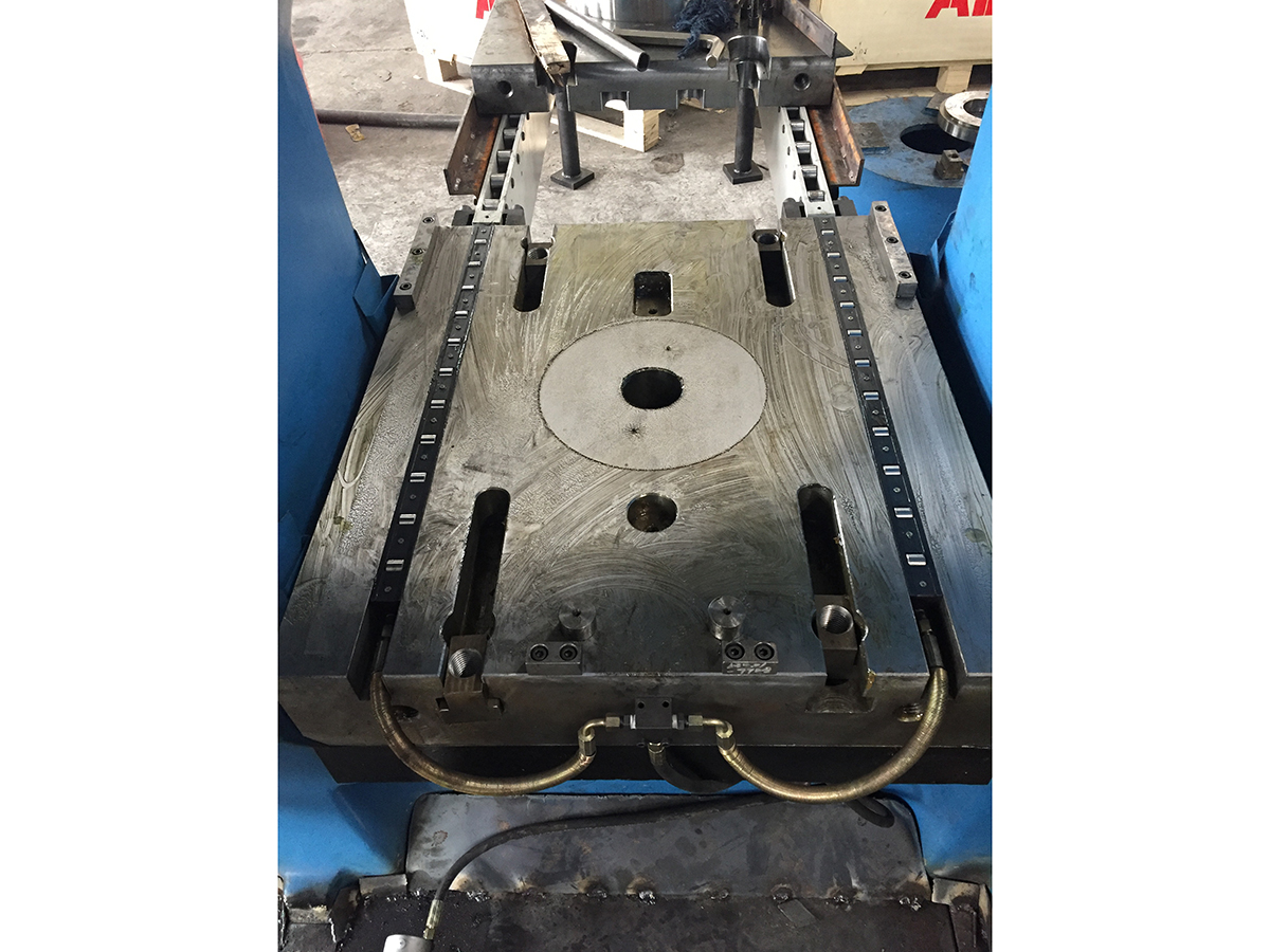 Full automatic die changing device
